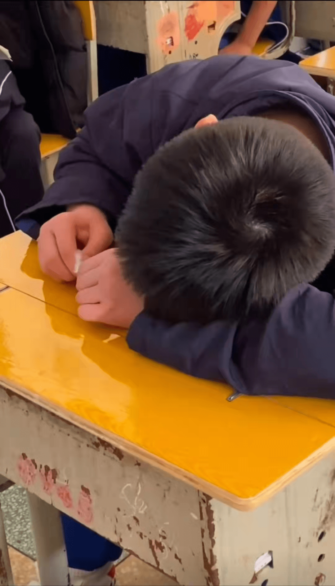 原创学生上课姿势千奇百怪自习课也不闲着给老师都逗笑了