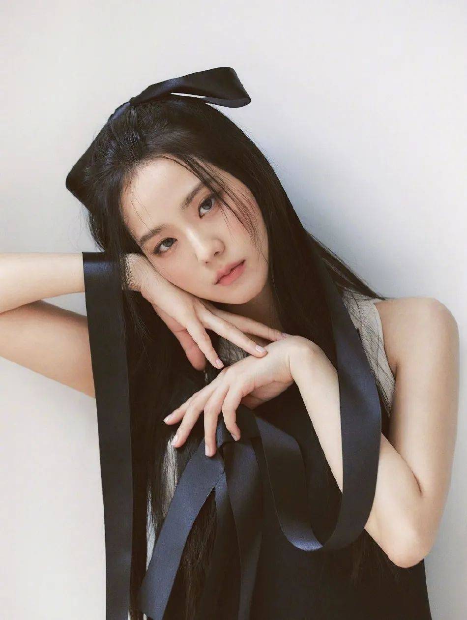 原创韩国女星金智秀登上日本杂志封面雪肤玉貌大长腿美爆了