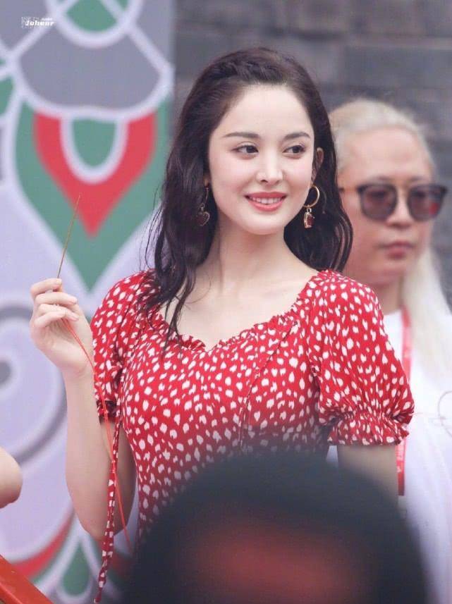 娜扎近照长胖了不少脸都圆了一圈可给人的感觉还是很美