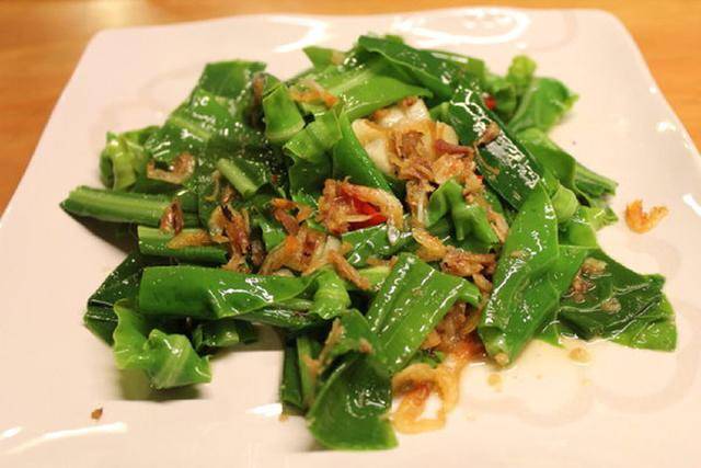 原创炒山苏时加上它炒出的山苏鲜嫩翠绿比饭店大厨炒的还好吃