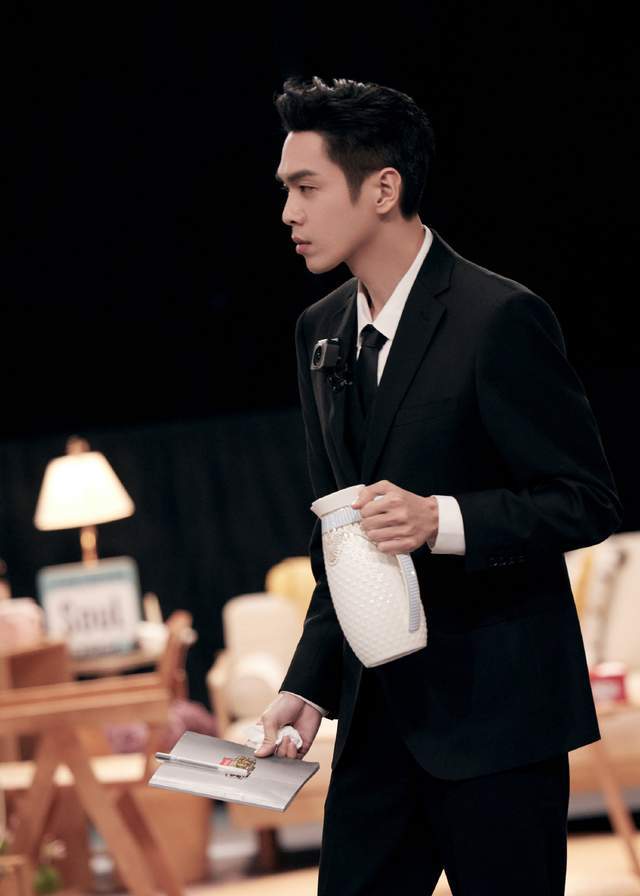 张若昀金丝眼镜西装造型出圈网友呼吁赶紧演个斯文败类吧