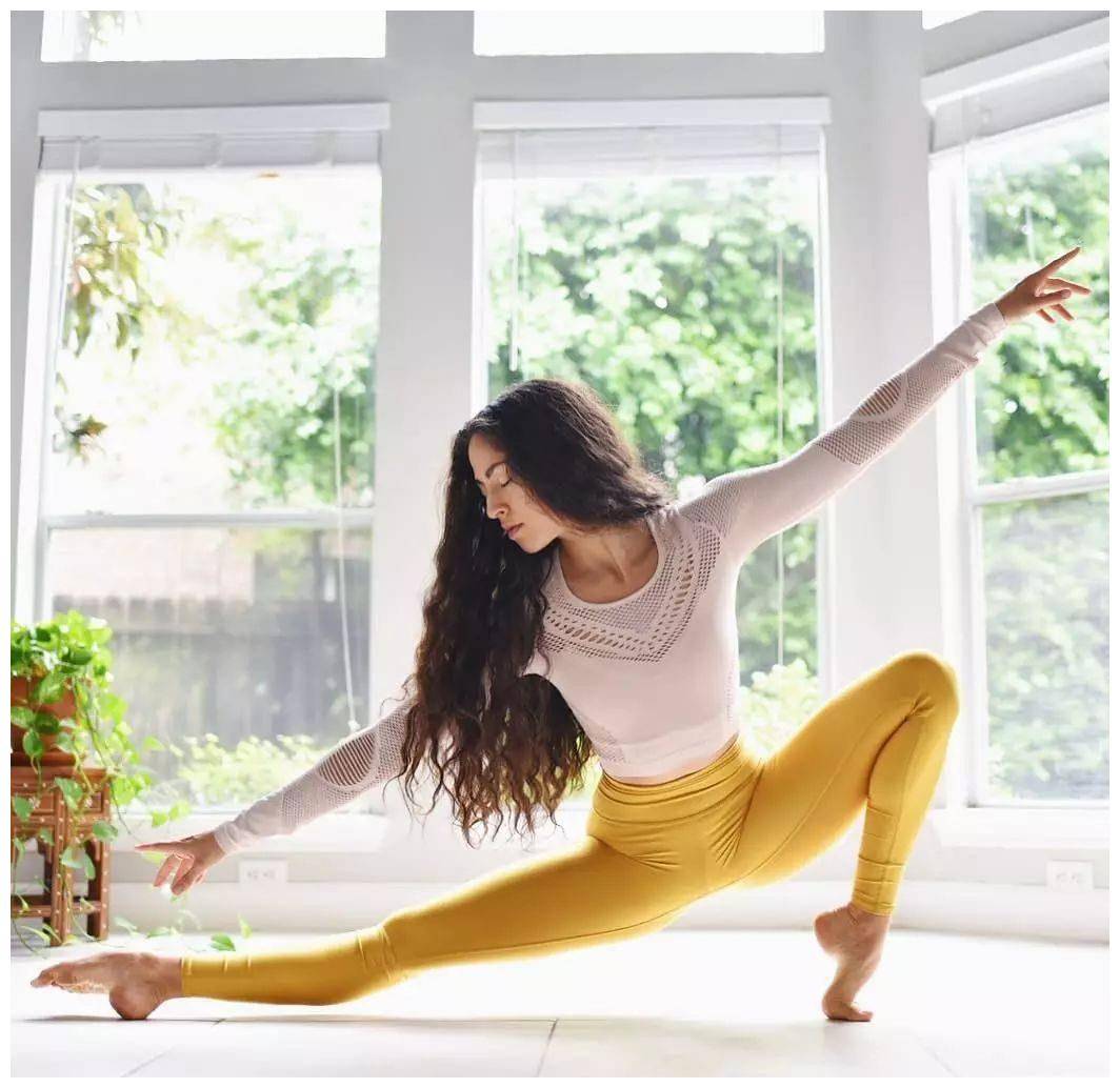 张天爱出席新剧开拍仪式,身穿浅蓝色西装尽显好身材,气质满分_身体_体