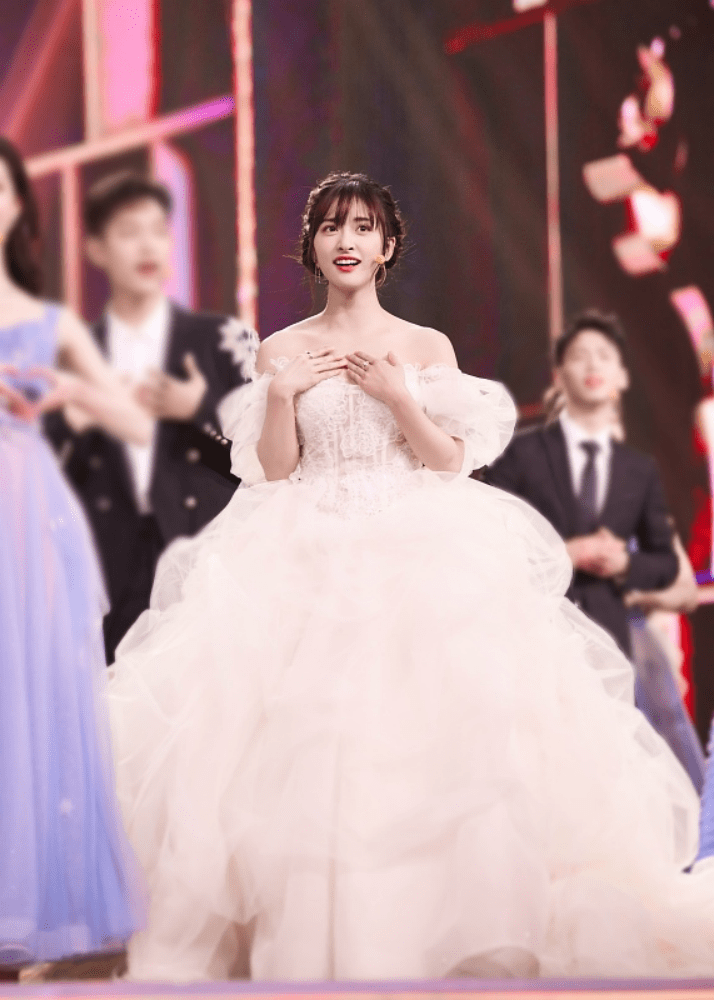 穿上薄纱裙的沈月真没什么小孩子气息了优雅得不像话很美