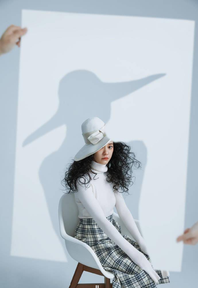 37岁辣妈陈意涵开年首封大片曝光泡面头发型难掩少女感