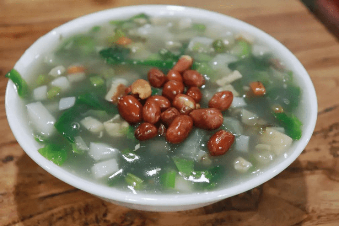 图片来自@叶子糊辣沸是用番薯粉粉调成的咸羹,主料有冬笋,荸荠,年糕丁