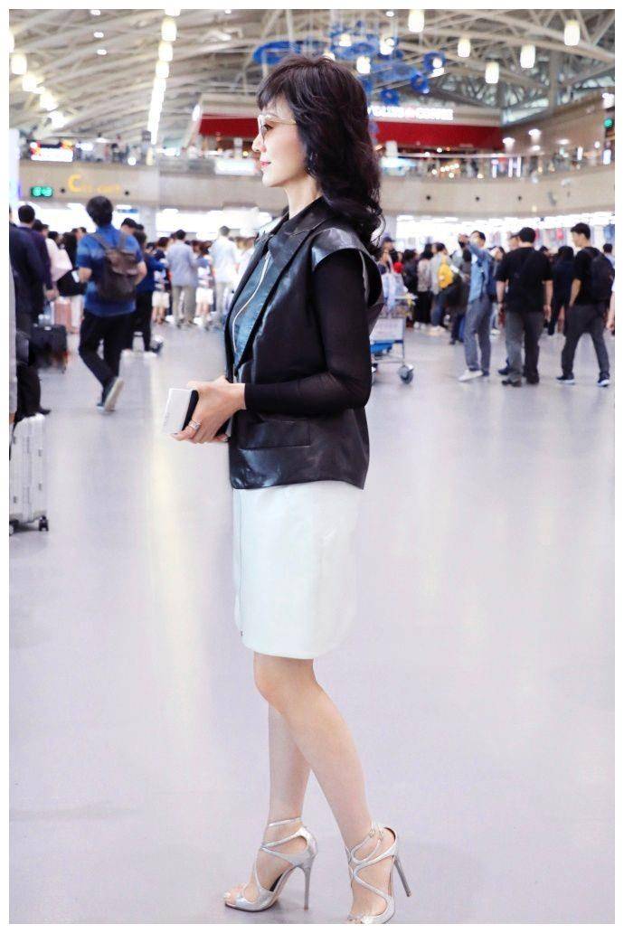 赵雅芝未修图的脸难以形容走机场还备了两双鞋