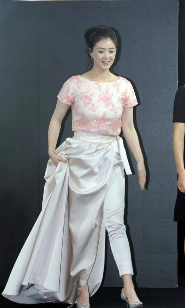 原创蒋欣也是尤物身材穿红色紧身毛衣藏不住凹凸感配西装a爆了