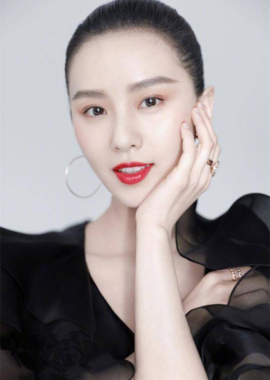 原创刘诗诗开工拍时尚封面优雅灵动如斯大光明发型也能驾驭