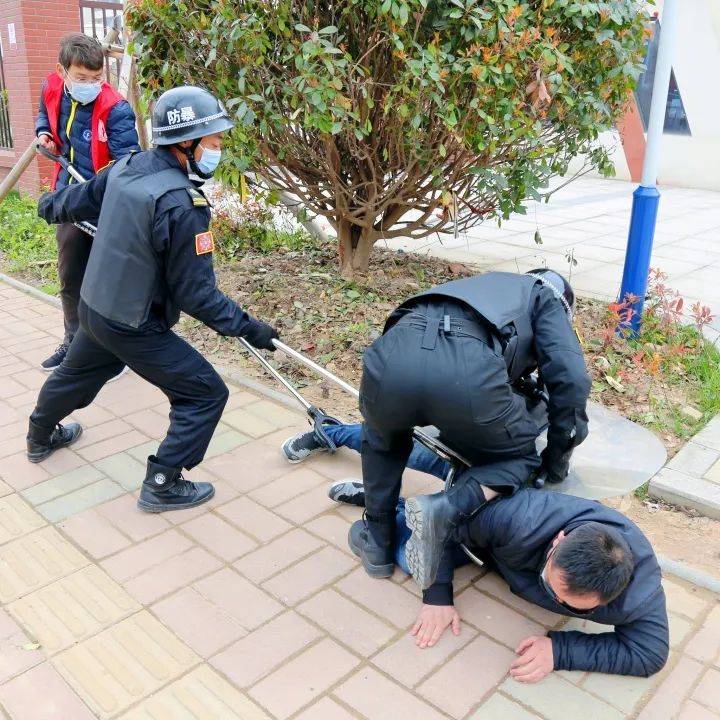 防恐演练进校园未雨绸缪保平安郑东新区龙腾小学防恐防暴应急安全演练