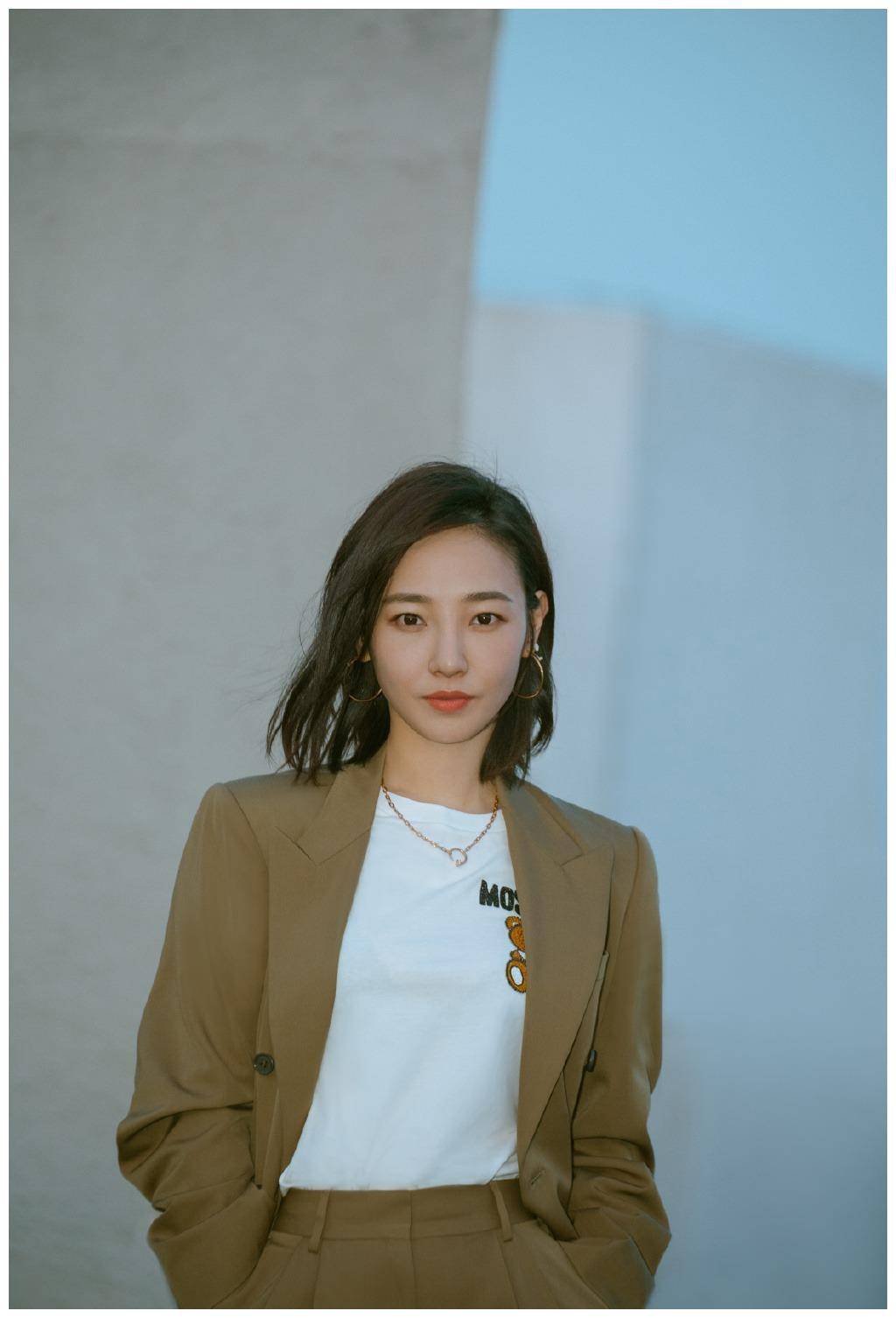 还扎一款丸子头发型装嫩,不像35岁_漂亮_摩卡沃_女明星