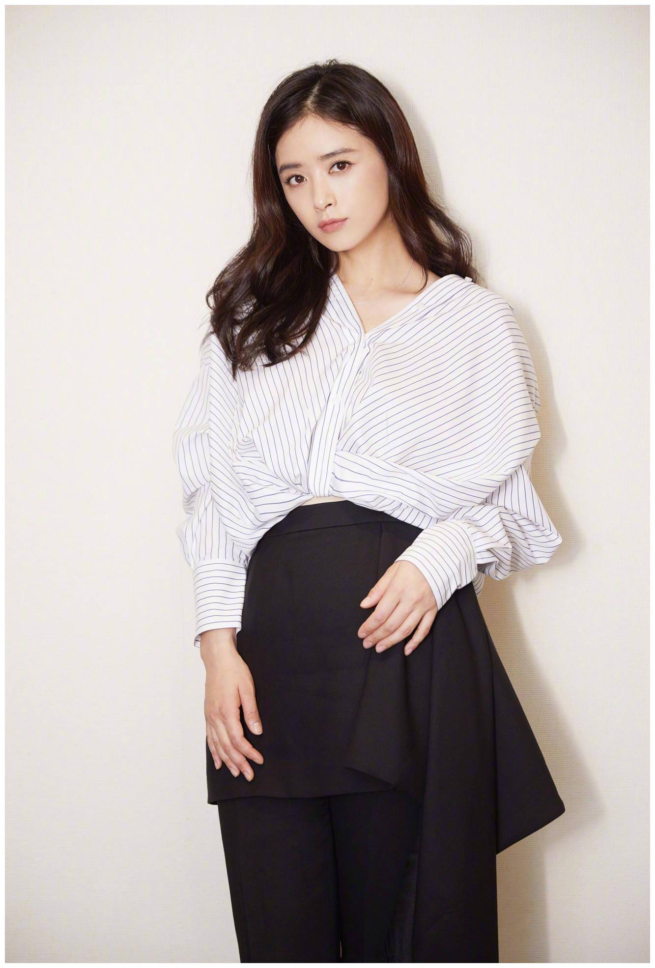 蒋欣最新机场照剪齐耳短发最少老10岁大胆挑战七分裤小腿真细