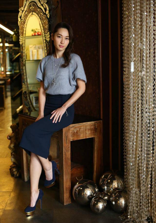 徐子珊久违亮相,穿抹胸连衣裙依旧惊艳,退圈实在太可惜了_款式_身材