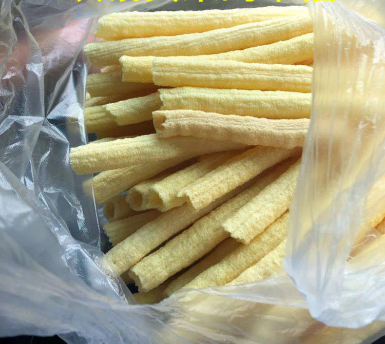 第二个就是长条的爆米花,可以说这已经马上就要失传了,毕竟现在老式的