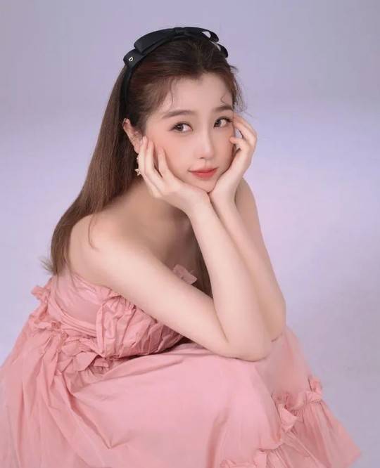 原创虞书欣身穿抹胸粉裙大秀白皙美腿雪肤玉貌太性感撩人