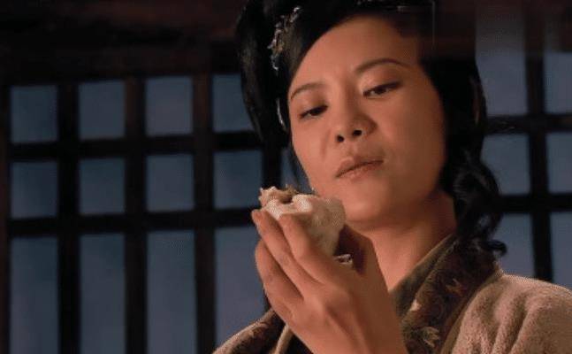 "系一条鲜红生绢裙,擦一脸胭脂铅粉,敞开胸脯,露出桃红纱主腰,上面一