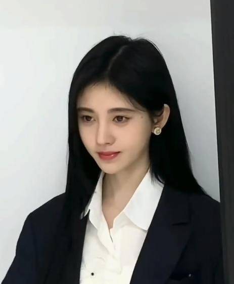 因为在剧中,景甜也曾经在素净妆容下拍摄的一个证件照,鞠婧祎的颜值