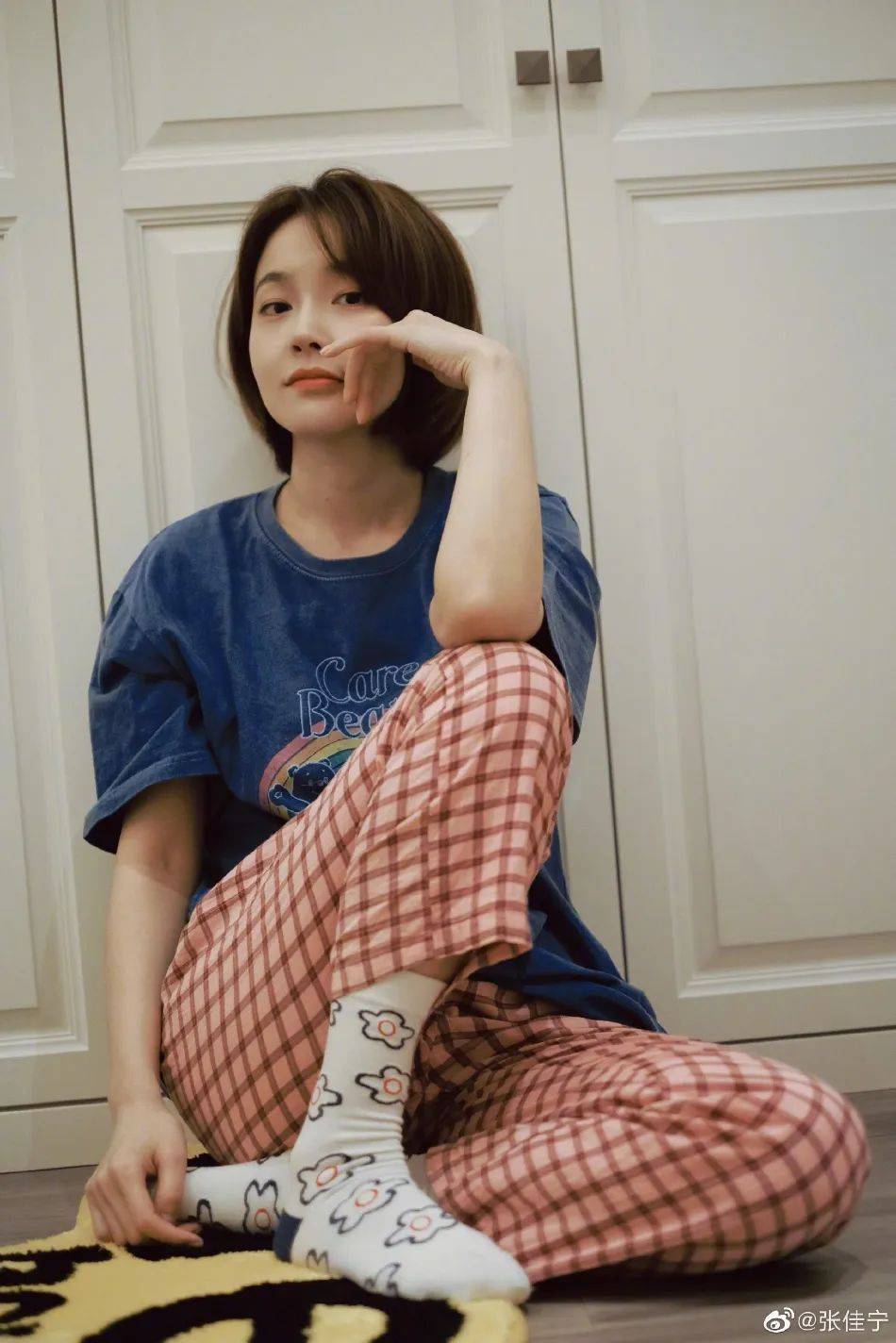 4月8日,美女演员张佳宁在微博晒出居家随拍,她俏脸清丽,眼神