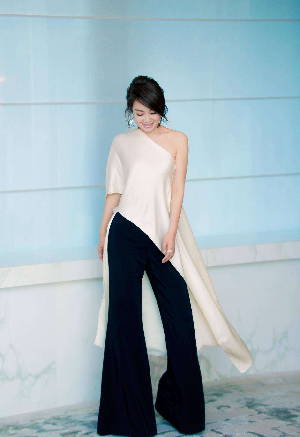 闫妮穿上这双高跟鞋更能透露出她的时尚感,不过对于脚偏宽的女性朋友