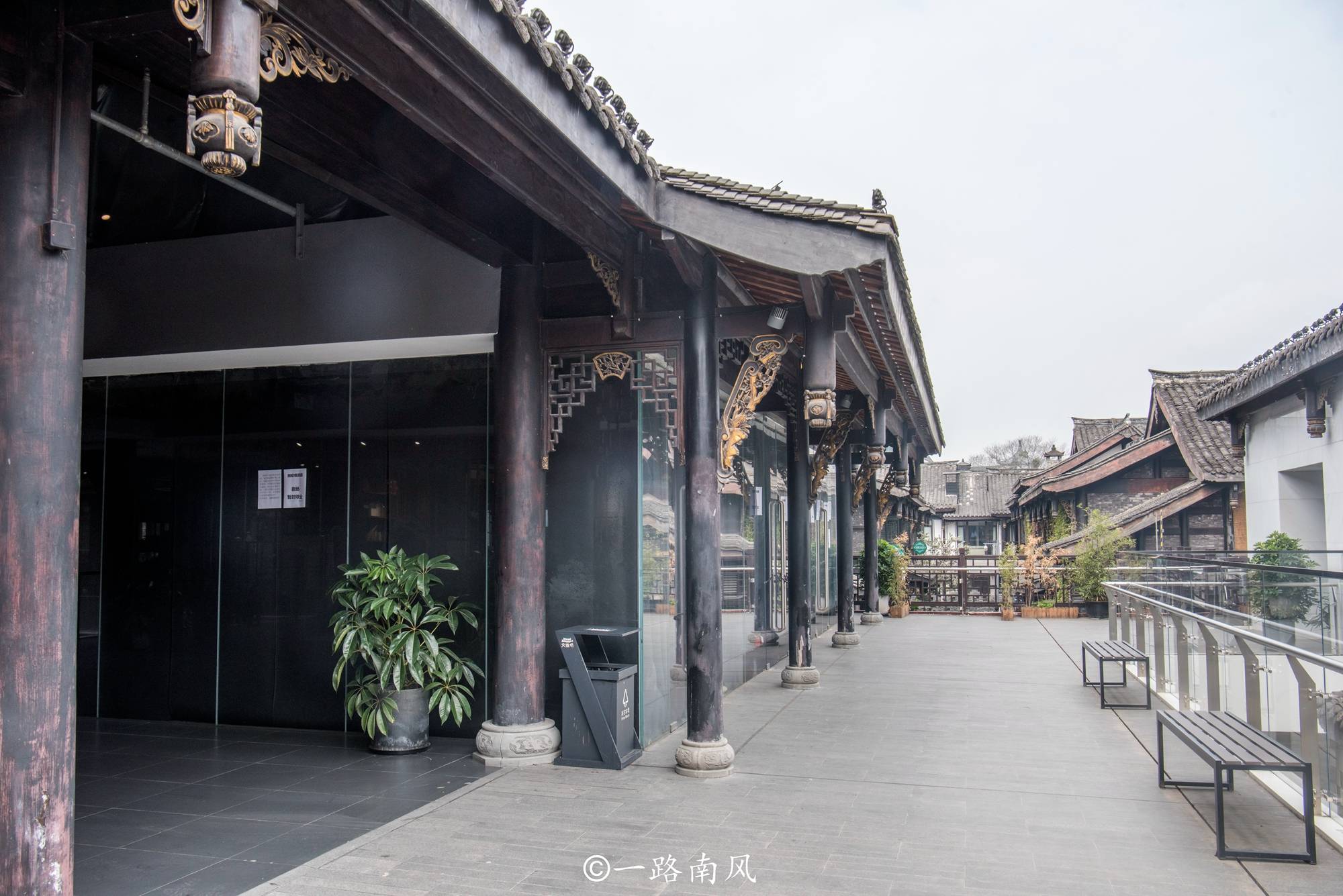 成都第一个中央休闲旅游区，古色古香像电影片场，外地游客不多