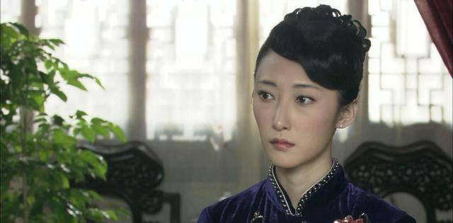 上官晴岚(杨梓墨 饰),是新四军苏浙军区情报部电讯科参谋,代号"栀子花
