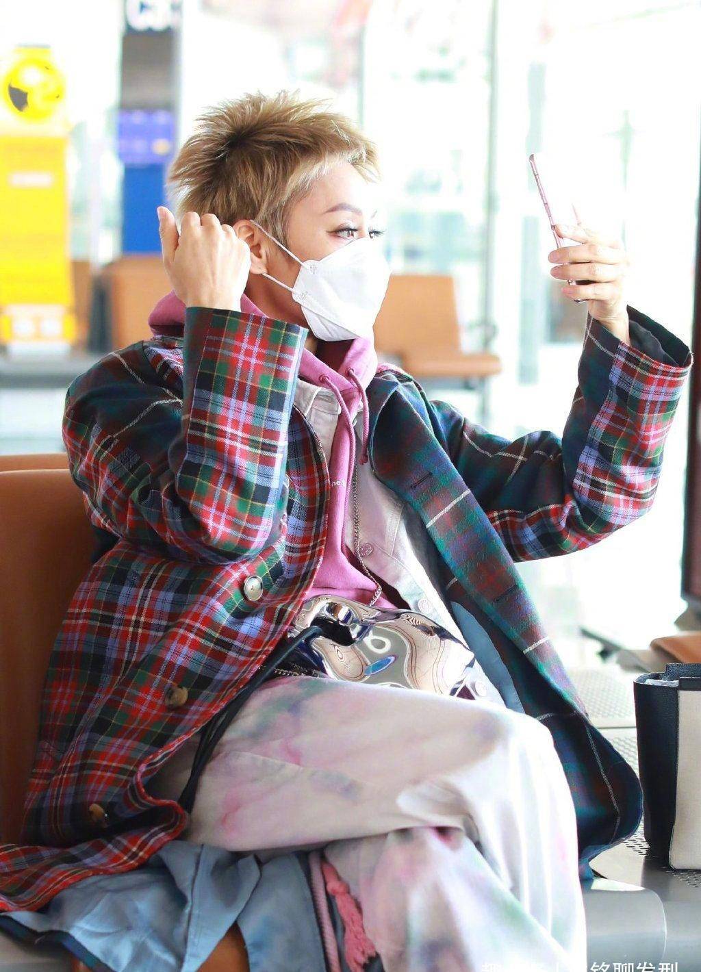 原创48岁宁静完全不服老金色潮短发配毛呢大衣气场满分又帅又飒