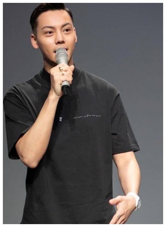 黑色t恤肤色很明显,对陈伟霆这样小麦色的皮肤人很好.