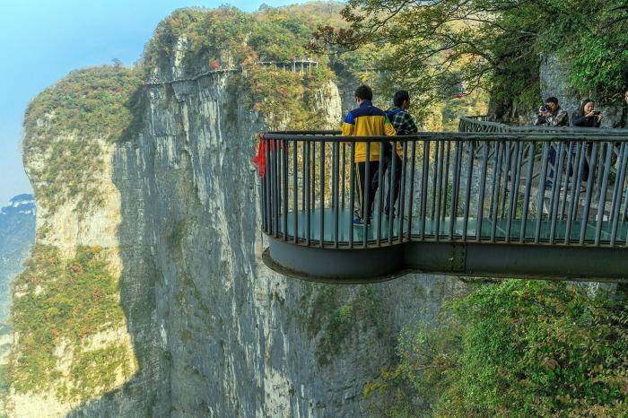 中国“危险”的景点，悬崖高1400米，恐高游客不敢靠近