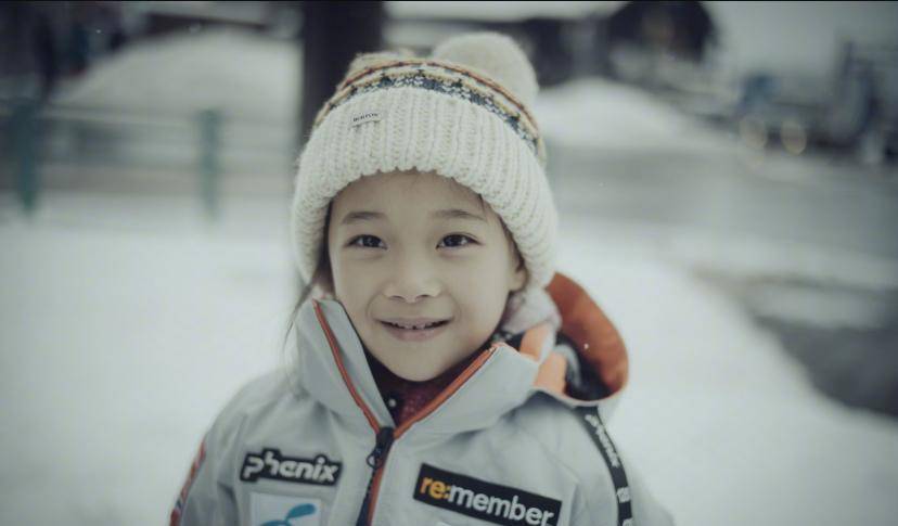 梅婷女儿近照曝光仅7岁就颜值开挂长相高级遗传妈妈黑眼圈