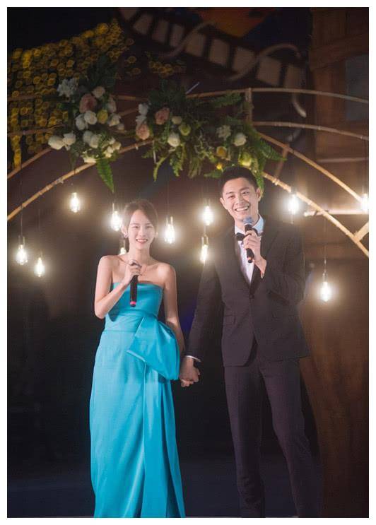 夫妻去聚会学"妻子团"穿搭,张嘉倪和买超一蓝一黑搭配,体面!