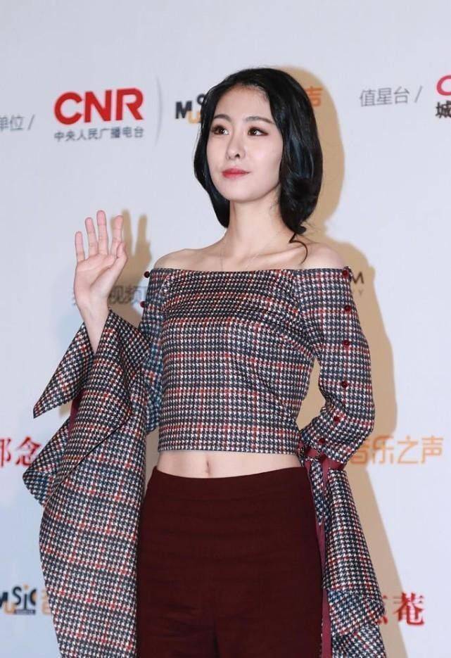 那么主张我们多多参照女明星们的镂空或透视服装来提高自己的形象魅力