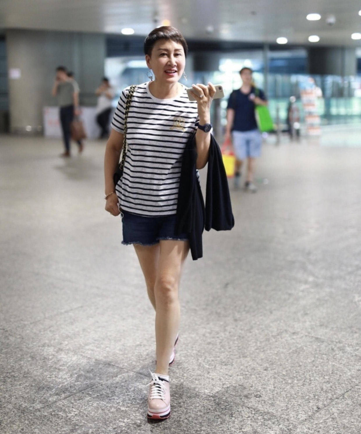 张凯丽真有57岁?穿条纹t恤配牛仔短裤走机场,头发越短越减龄!