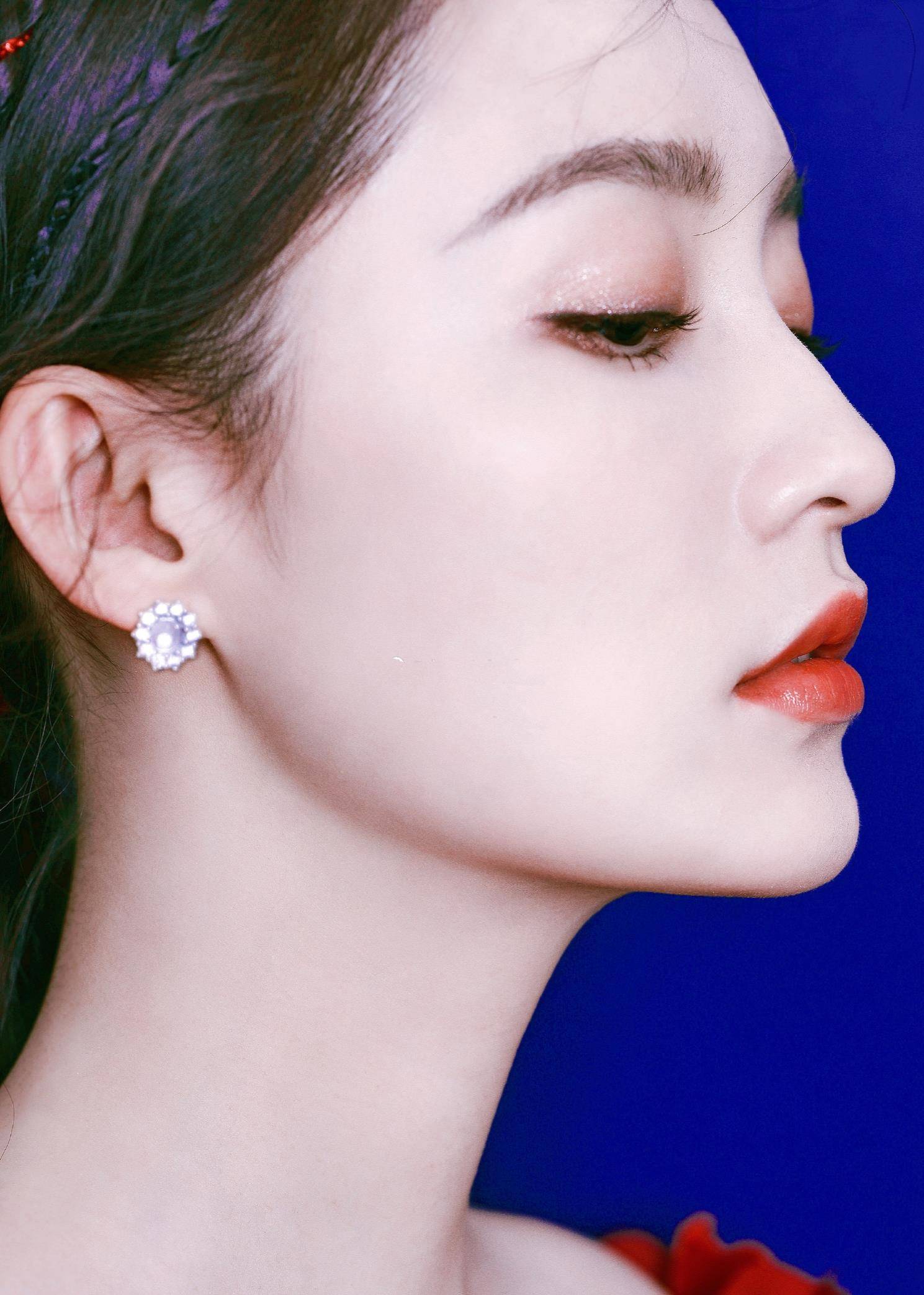 29岁李沁身穿红色包臀连衣裙,笑容明媚,化身小甜心_的设计_气质_下身