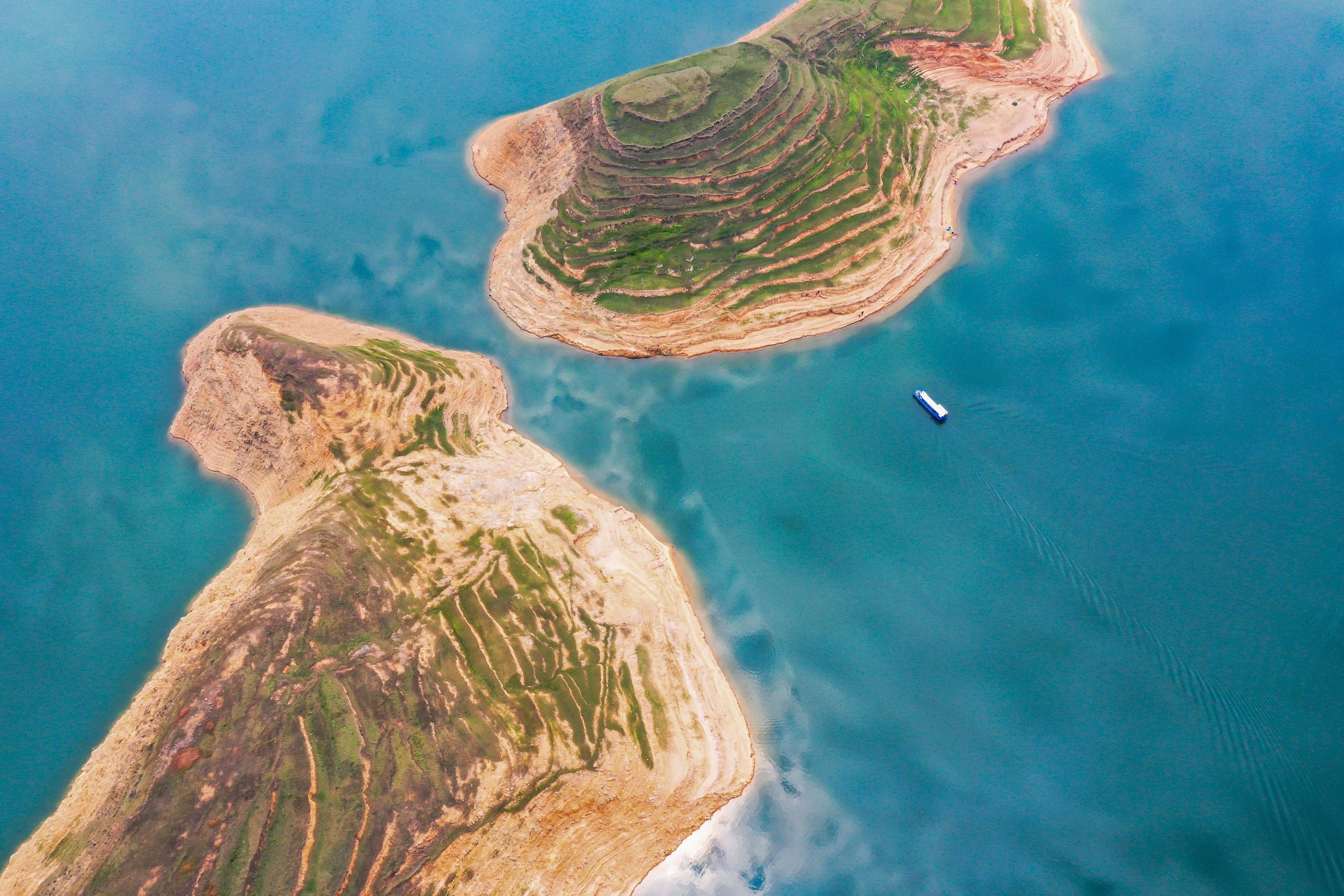 贵州黔西支嘎阿鲁湖春景美如画