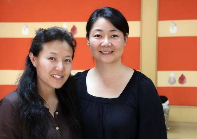 在上学期间,萨日娜遇到了自己的丈夫,两个人在毕业以后迅速的结婚,有