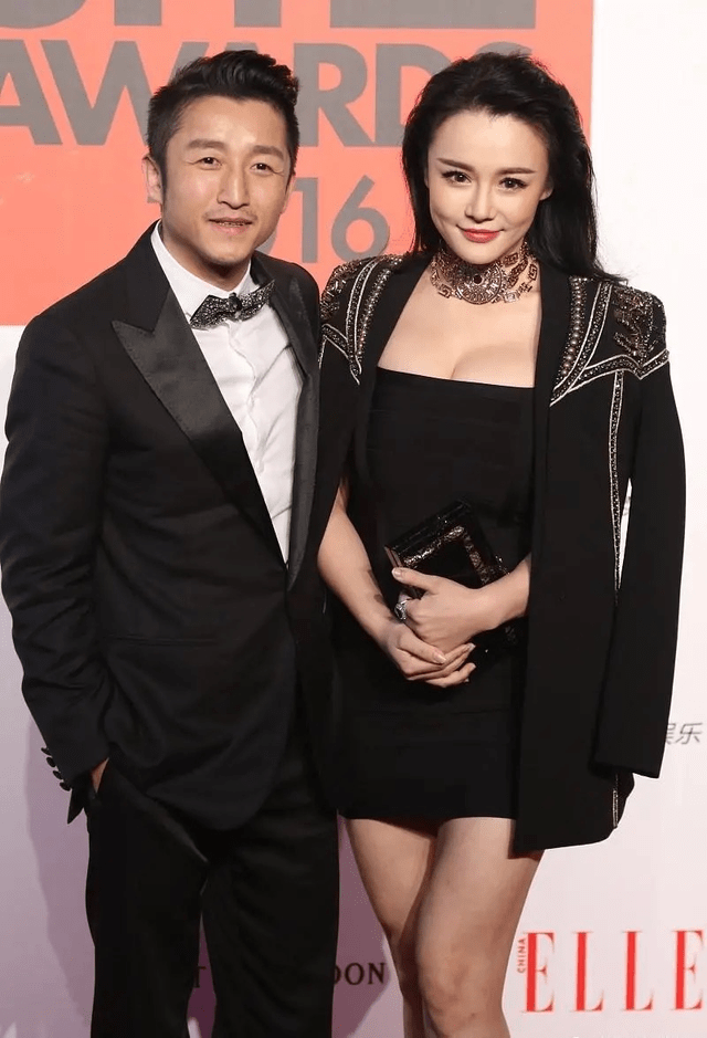 原创冉莹颖个子小但丰满穿黑色抹胸连衣裙披西装大背头气场a爆