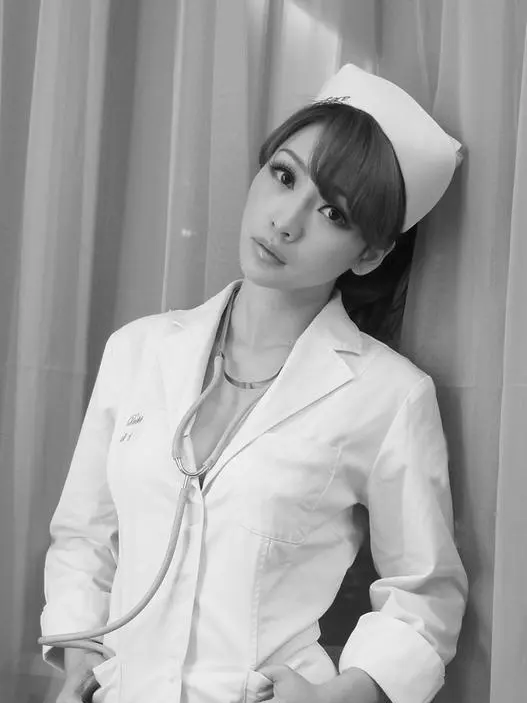有一种大胆叫做柳岩穿护士服围裙很有特点但坐下来有点危险