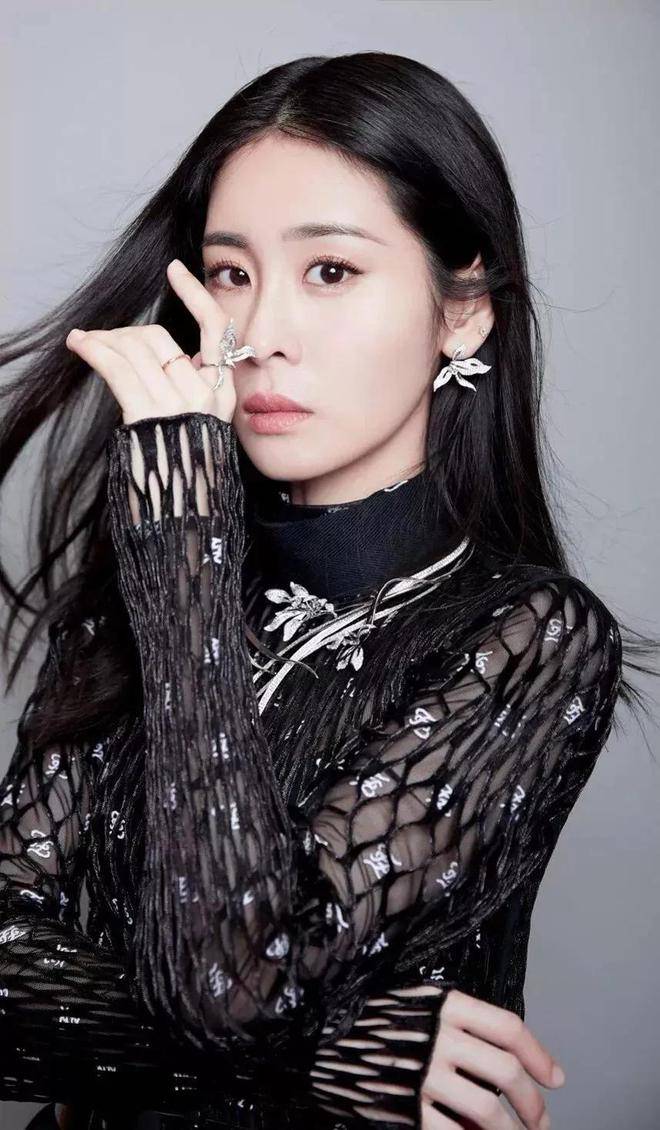 张碧晨的长相在娱乐圈也算是比较出众的.