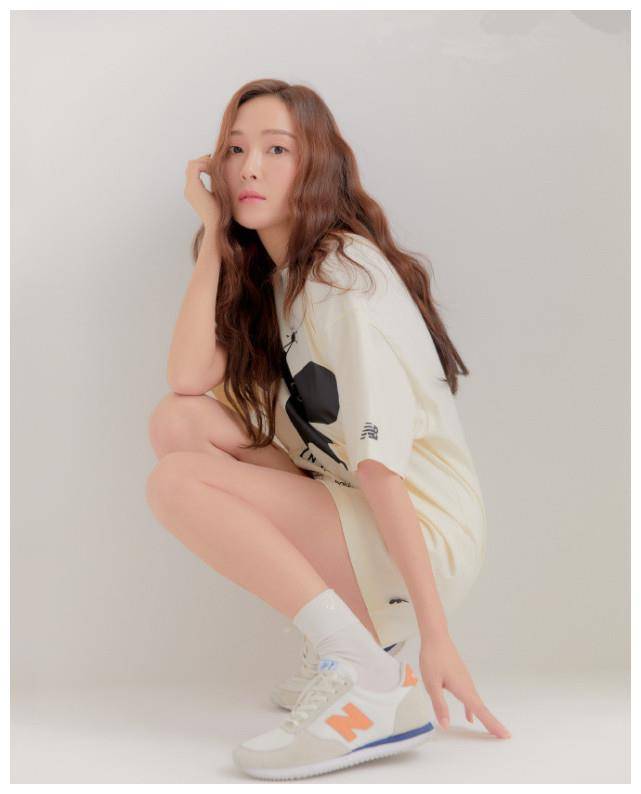 原创郑秀妍上时尚大片切换五款裙装夏天就跟着她穿裙子了