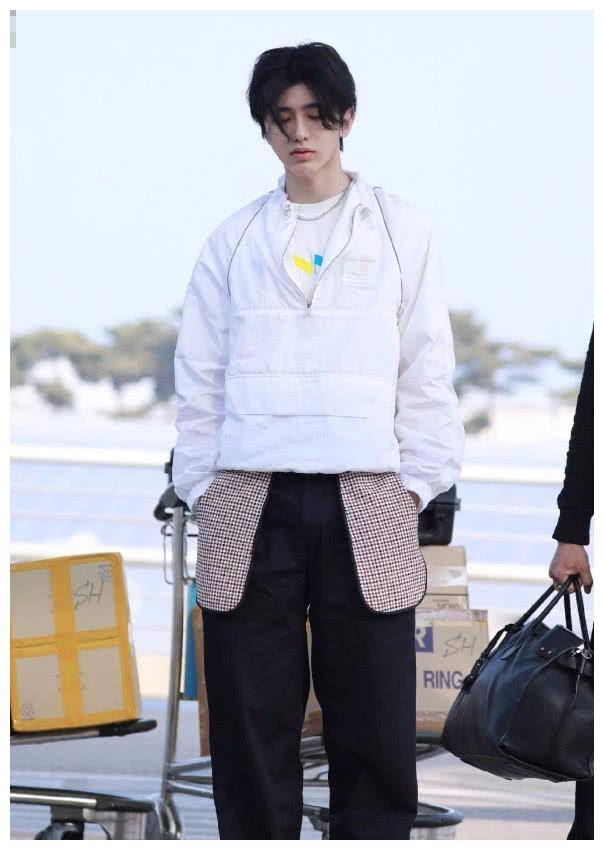 蔡徐坤机场照,休闲穿搭依旧帅气,但是大热天裤子上贴暖宝宝?