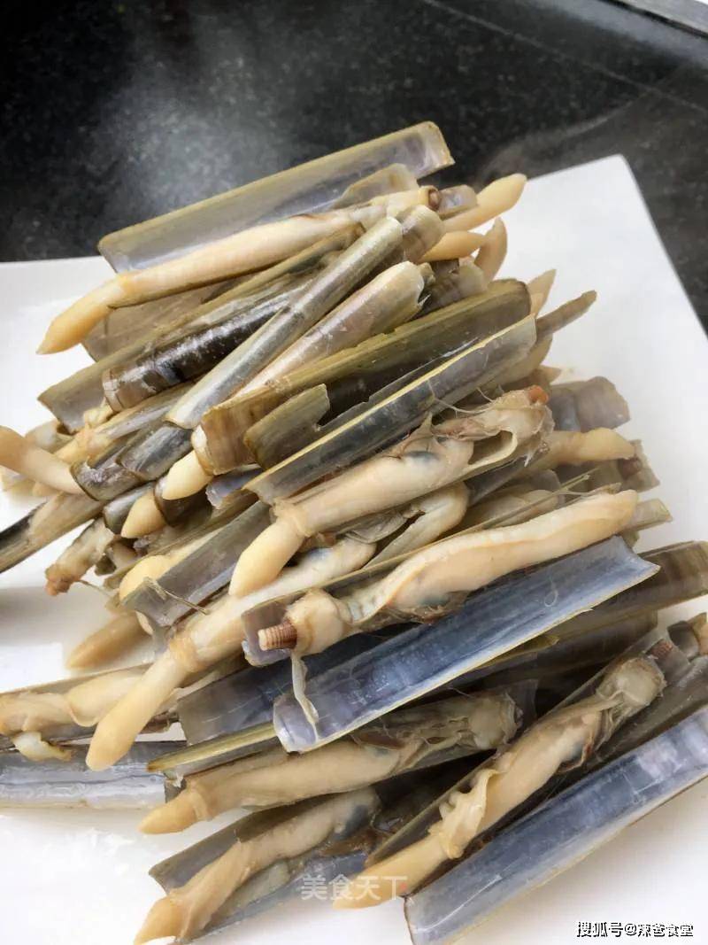 刀鲜和竹蛏汤非常鲜美,生水下锅后,大火煮开,水开后马上加盐调味,撒点