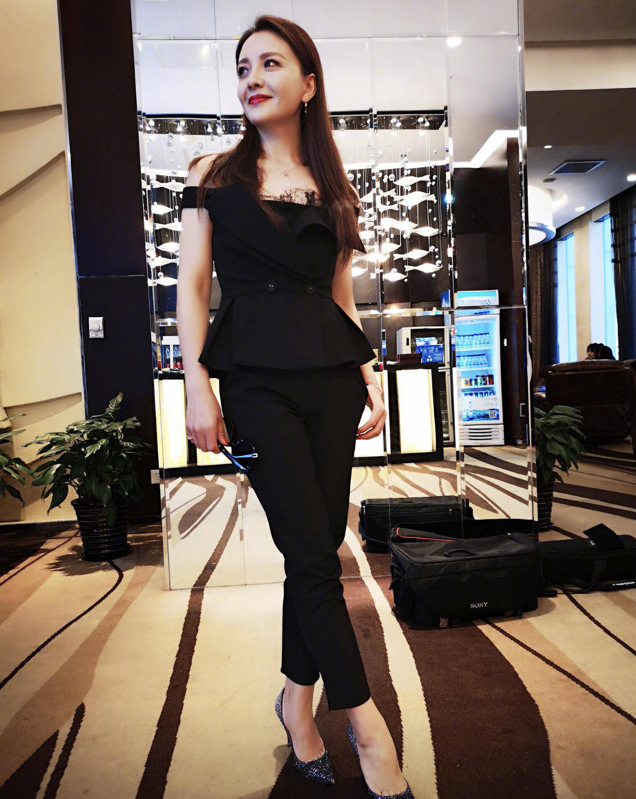 孙茜才是真女神穿白色深v领连衣裙亮相气质高贵又优雅