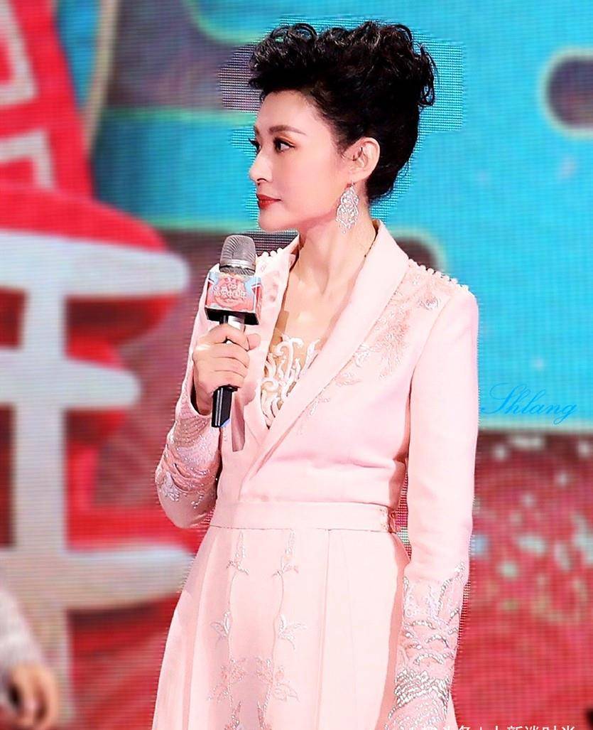 曾主持过16次春晚的周涛如今51岁女人味十足穿粉色礼服太嫩了
