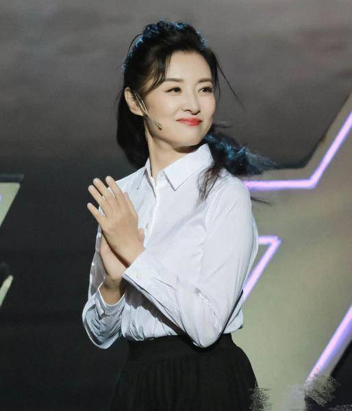 主持人周涛近照曝光颜值能打气质温柔唯独尖下巴被指不像本人