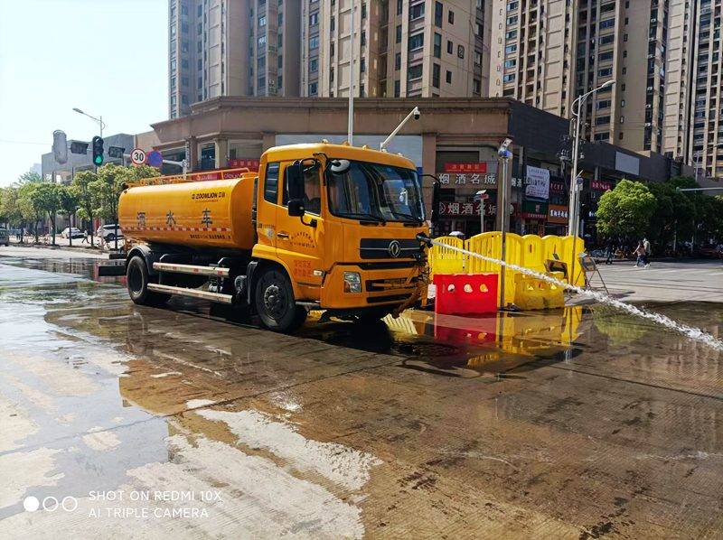 運輸車遺撒黃泥漢陽環衛應急處置還路面本色