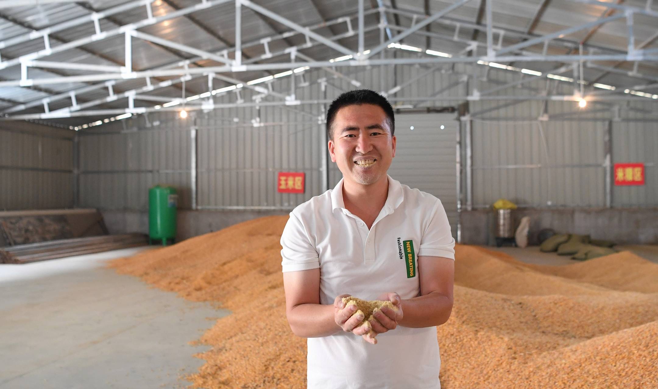 千万富翁进大山养2000头猪 每天第一口猪食自己吃_卢宏伟_养殖_贫困户