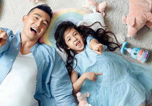 原创刘畊宏的小泡芙近照曝光月牙眼睛太讨喜但一笑少颗牙有点尴尬