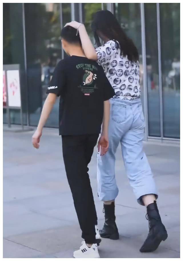 原创罕见最萌身高差女生因穿翻边裤墨水靴腿是男生的12身高