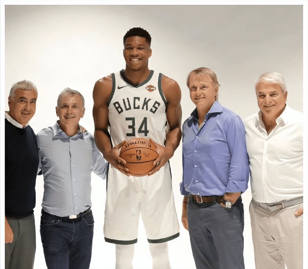 1.46亿怎么花?字母哥存50家银行!雄鹿老板:没用的,我来教你