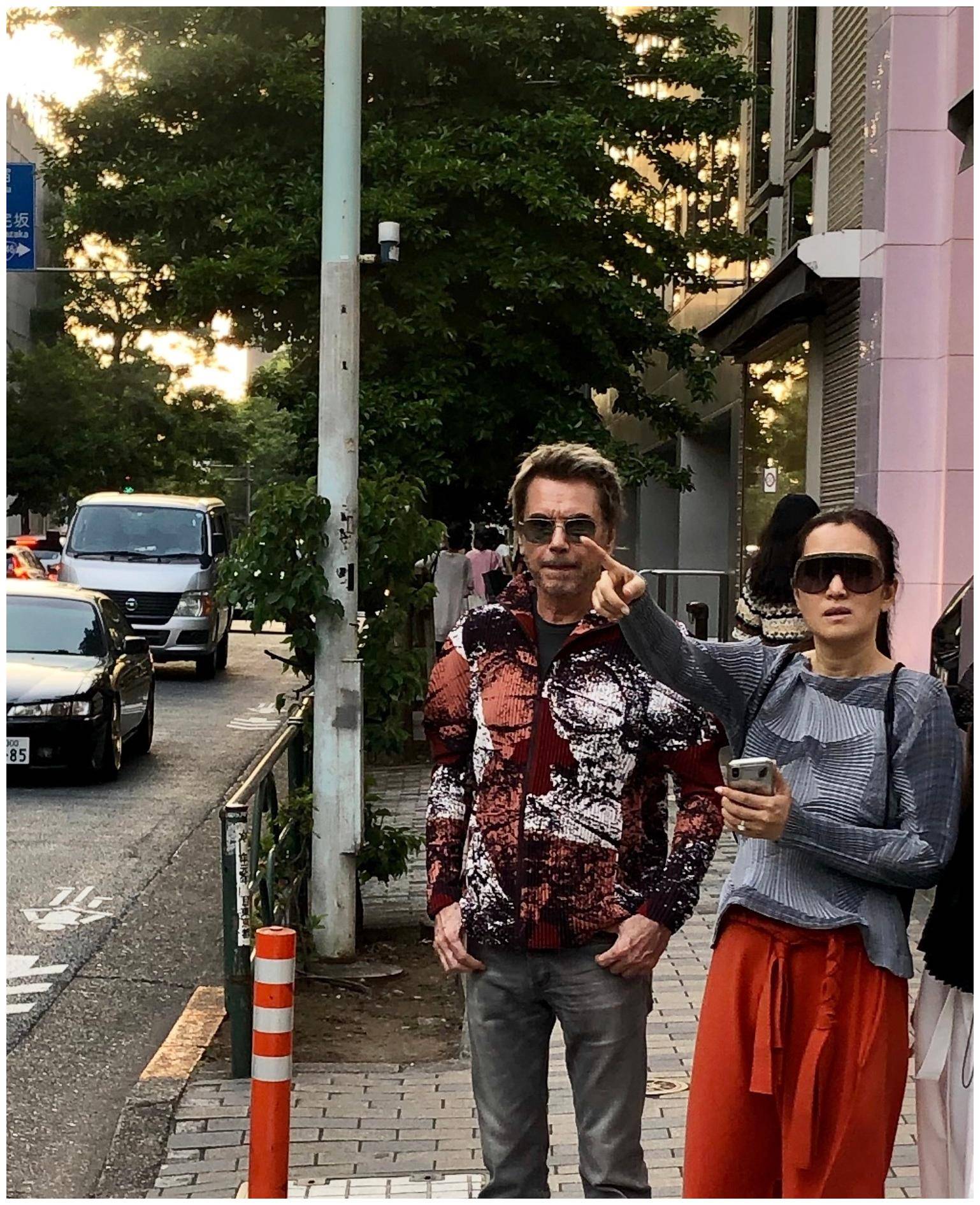 巩俐夫妇亮相街头70岁米歇尔不再低调身穿花衬衫比巩俐还抢镜