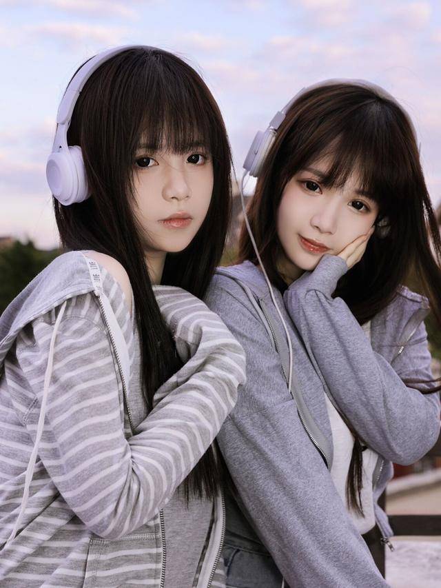 双胞胎美女穿灰色条纹卫衣都是那么好看一起都是美好的回忆